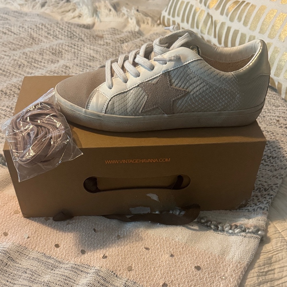 Vintage Havana White Sneaker with Taupe Star Accent